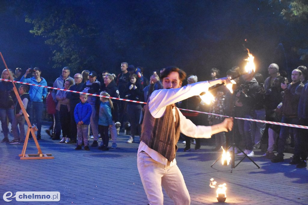 Widowiskowy pokaz fireshow przed Bramą Grudziądzką