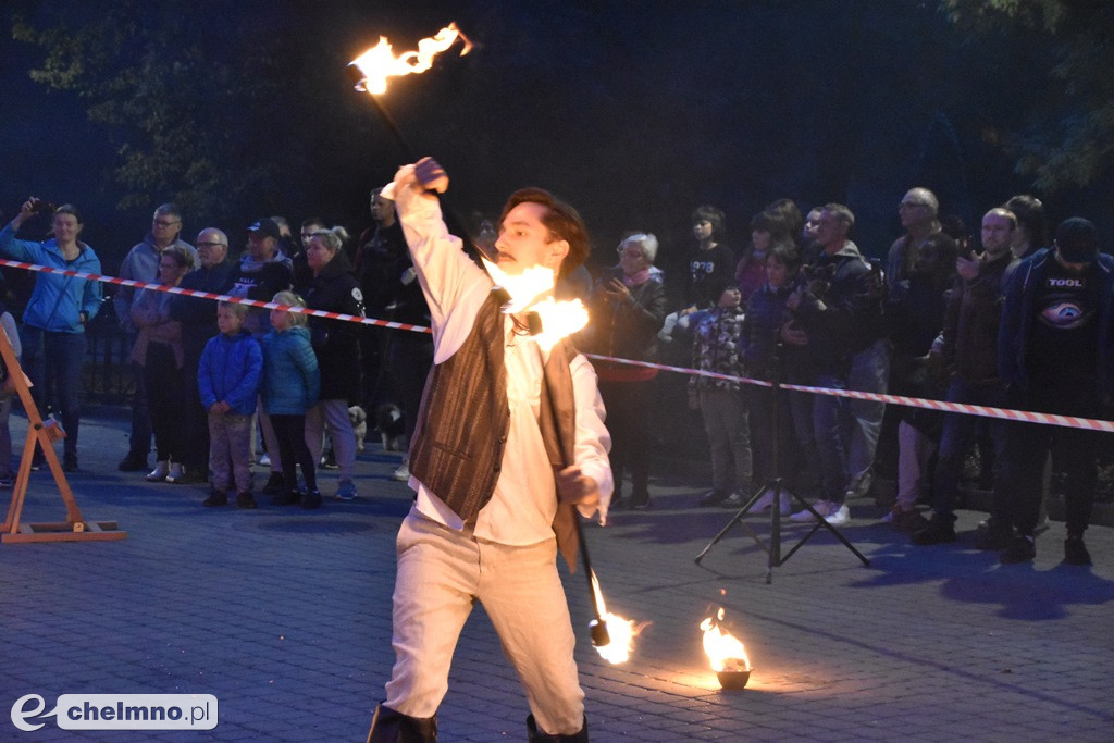 Widowiskowy pokaz fireshow przed Bramą Grudziądzką