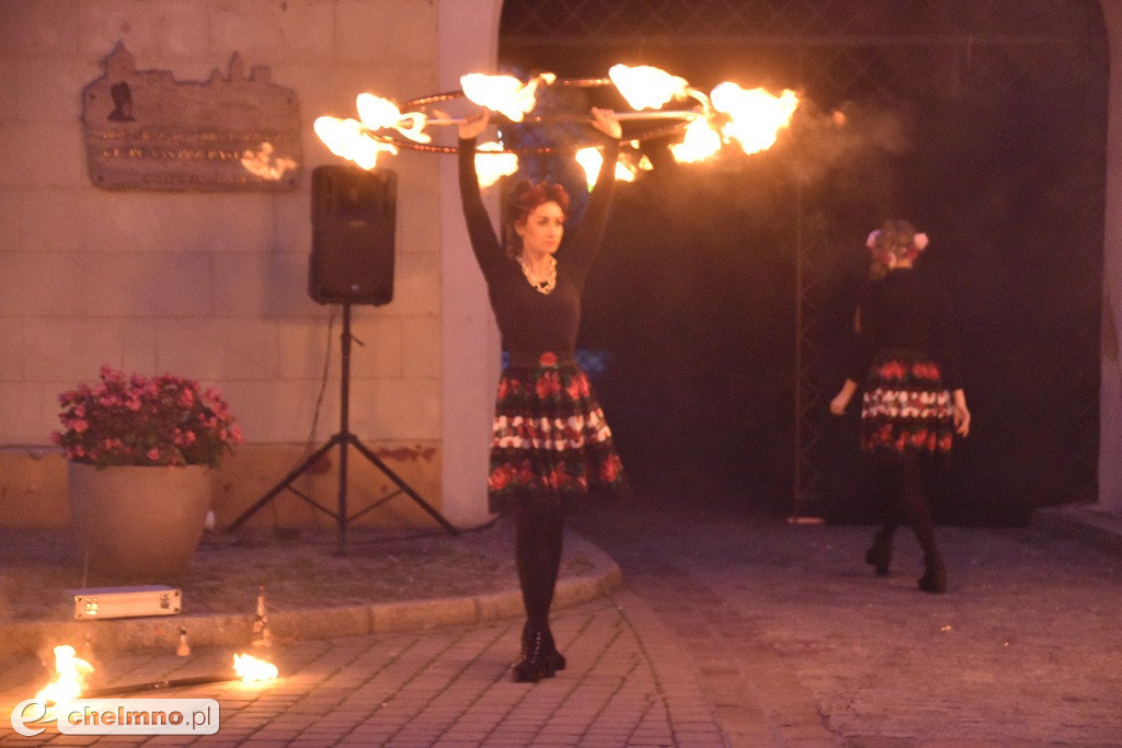 Widowiskowy pokaz fireshow przed Bramą Grudziądzką