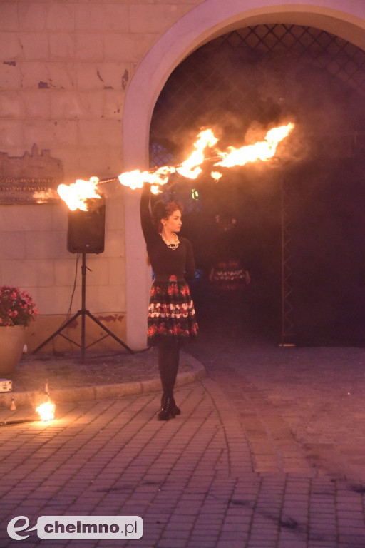 Widowiskowy pokaz fireshow przed Bramą Grudziądzką