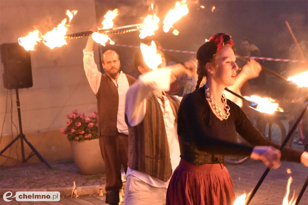 Widowiskowy pokaz fireshow przed Bramą Grudziądzką