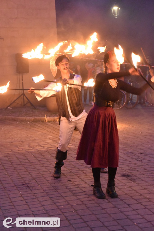Widowiskowy pokaz fireshow przed Bramą Grudziądzką
