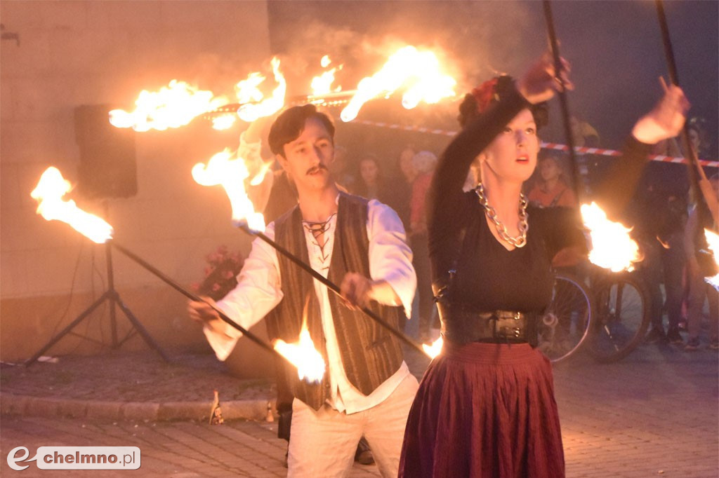Widowiskowy pokaz fireshow przed Bramą Grudziądzką