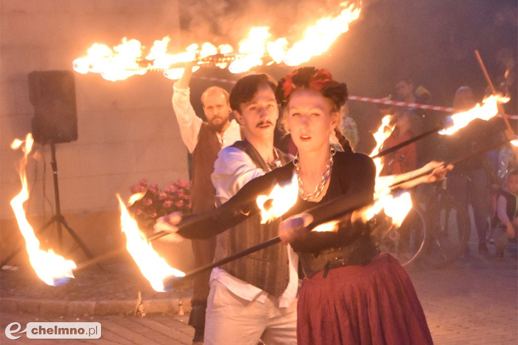 Widowiskowy pokaz fireshow przed Bramą Grudziądzką