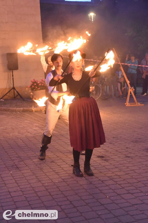 Widowiskowy pokaz fireshow przed Bramą Grudziądzką