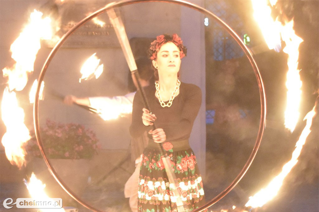 Widowiskowy pokaz fireshow przed Bramą Grudziądzką