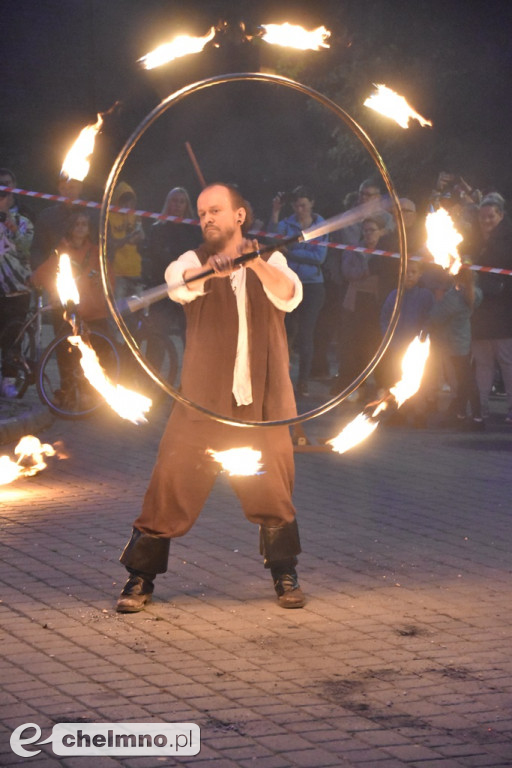 Widowiskowy pokaz fireshow przed Bramą Grudziądzką