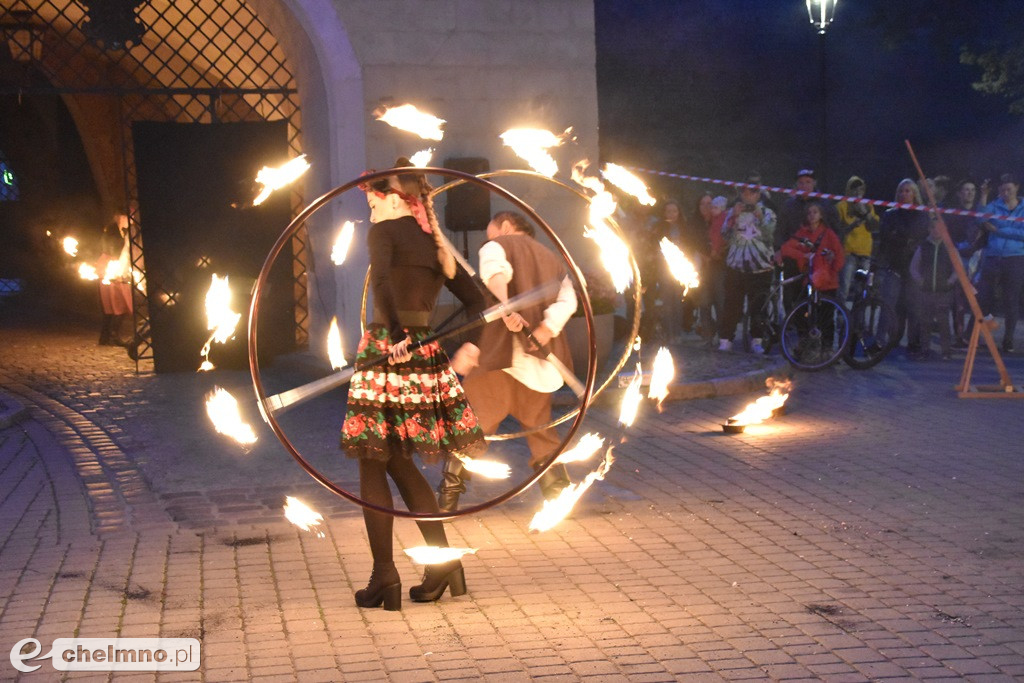 Widowiskowy pokaz fireshow przed Bramą Grudziądzką