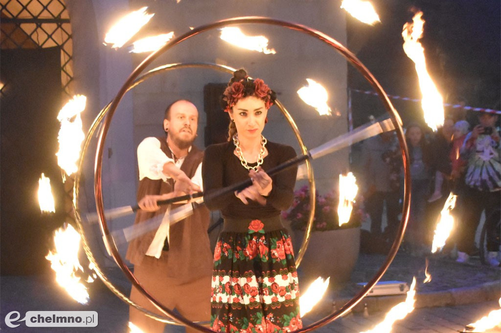 Widowiskowy pokaz fireshow przed Bramą Grudziądzką