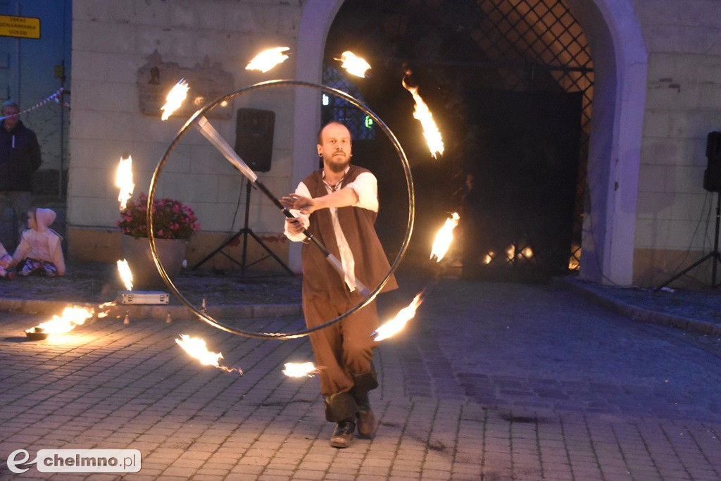 Widowiskowy pokaz fireshow przed Bramą Grudziądzką