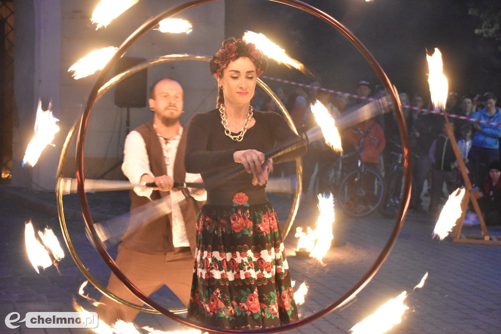 Widowiskowy pokaz fireshow przed Bramą Grudziądzką