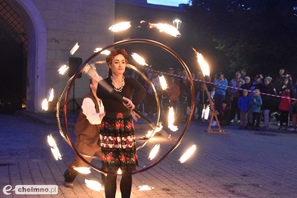 Widowiskowy pokaz fireshow przed Bramą Grudziądzką