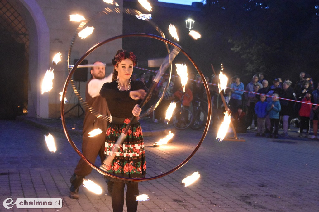 Widowiskowy pokaz fireshow przed Bramą Grudziądzką