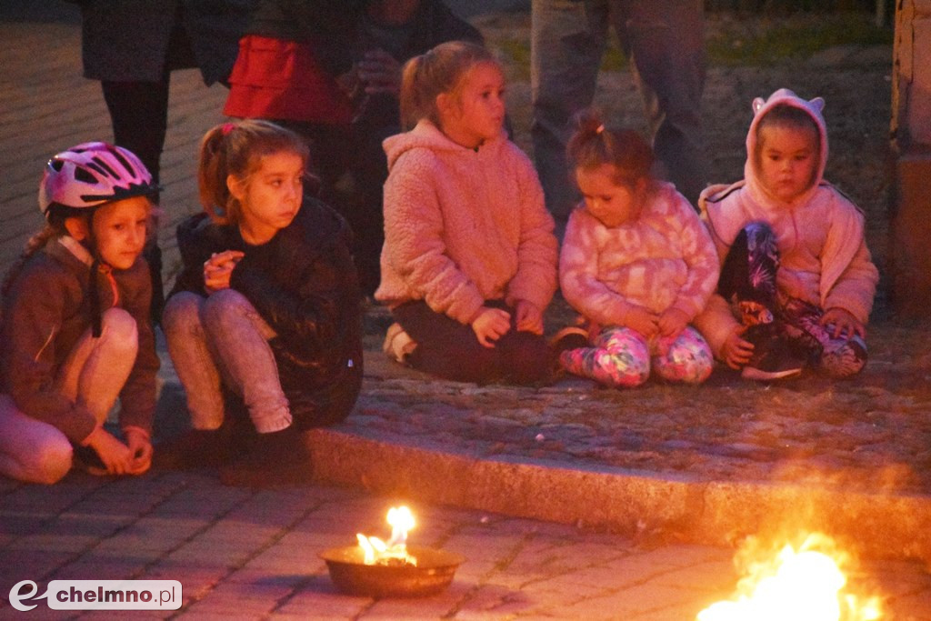 Widowiskowy pokaz fireshow przed Bramą Grudziądzką