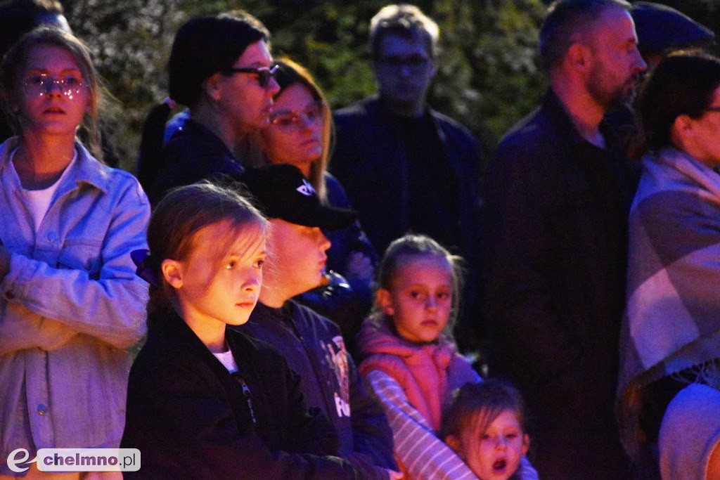 Widowiskowy pokaz fireshow przed Bramą Grudziądzką