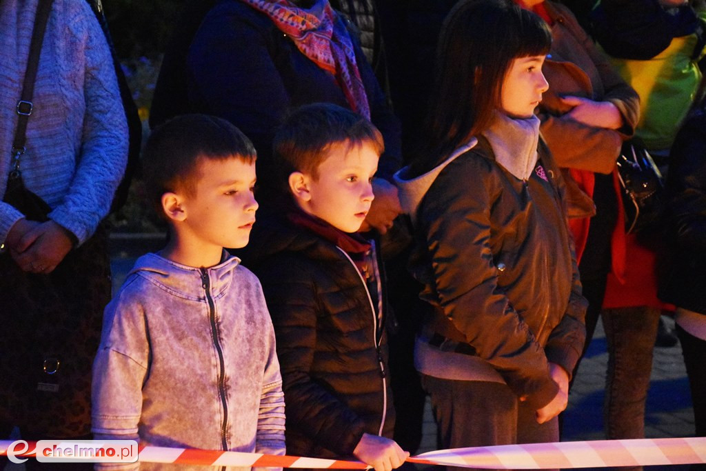 Widowiskowy pokaz fireshow przed Bramą Grudziądzką