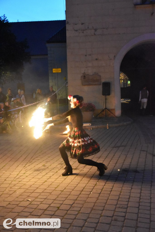 Widowiskowy pokaz fireshow przed Bramą Grudziądzką