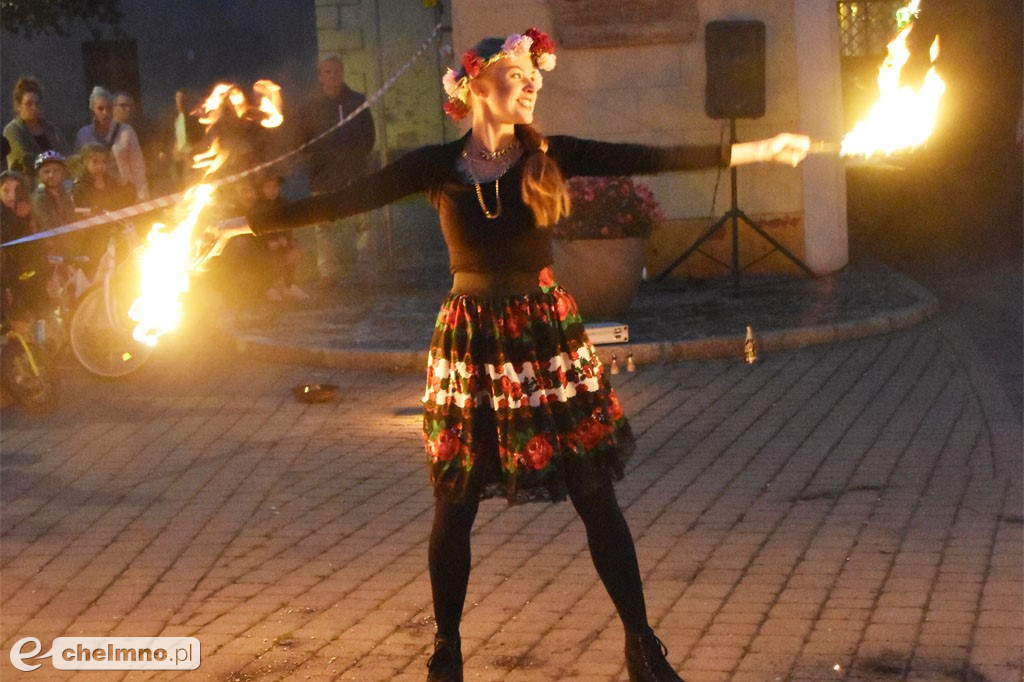 Widowiskowy pokaz fireshow przed Bramą Grudziądzką