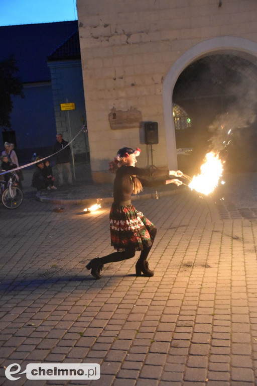 Widowiskowy pokaz fireshow przed Bramą Grudziądzką