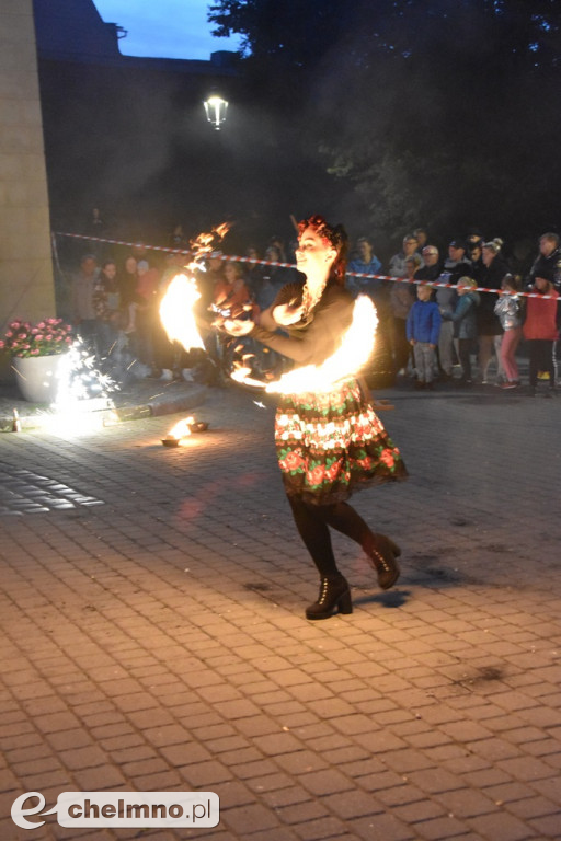 Widowiskowy pokaz fireshow przed Bramą Grudziądzką