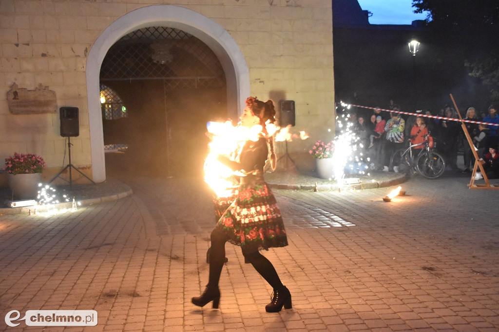Widowiskowy pokaz fireshow przed Bramą Grudziądzką