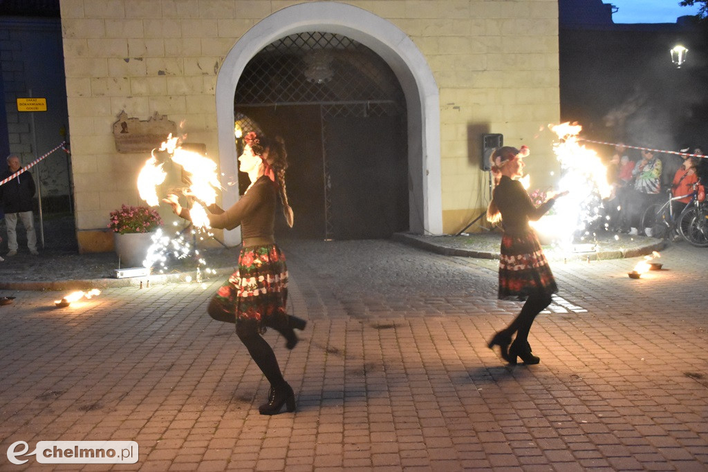 Widowiskowy pokaz fireshow przed Bramą Grudziądzką