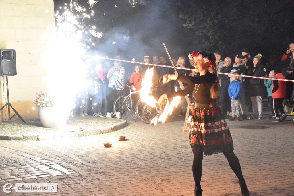 Widowiskowy pokaz fireshow przed Bramą Grudziądzką