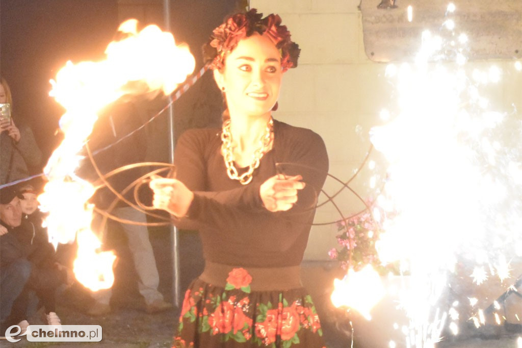 Widowiskowy pokaz fireshow przed Bramą Grudziądzką