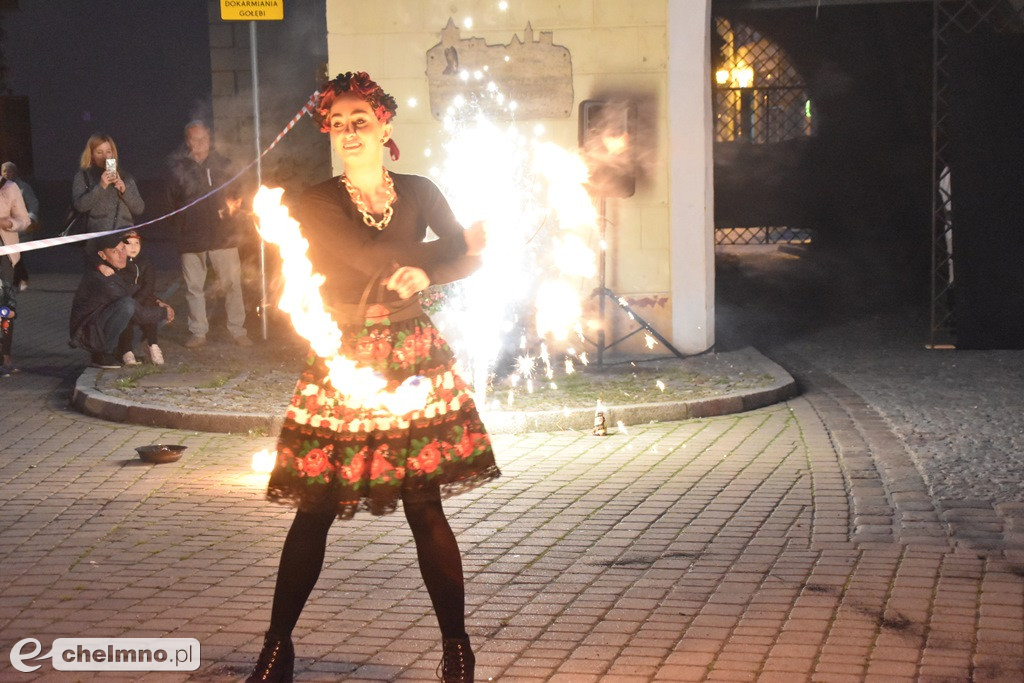 Widowiskowy pokaz fireshow przed Bramą Grudziądzką