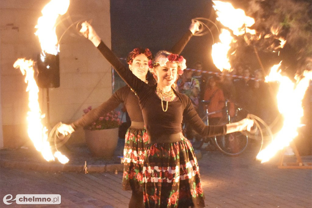 Widowiskowy pokaz fireshow przed Bramą Grudziądzką