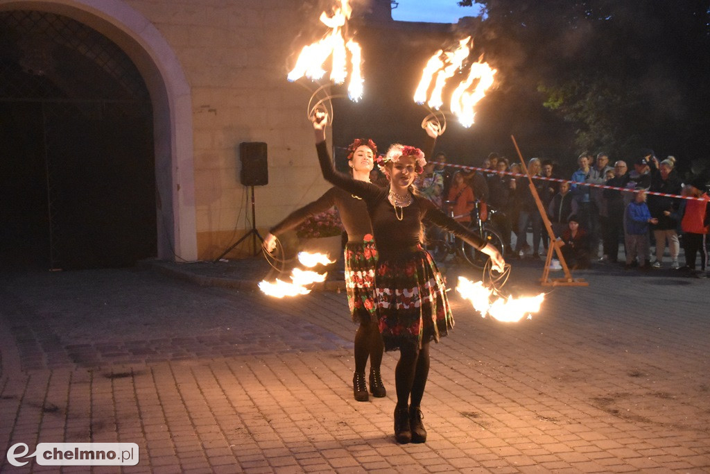 Widowiskowy pokaz fireshow przed Bramą Grudziądzką
