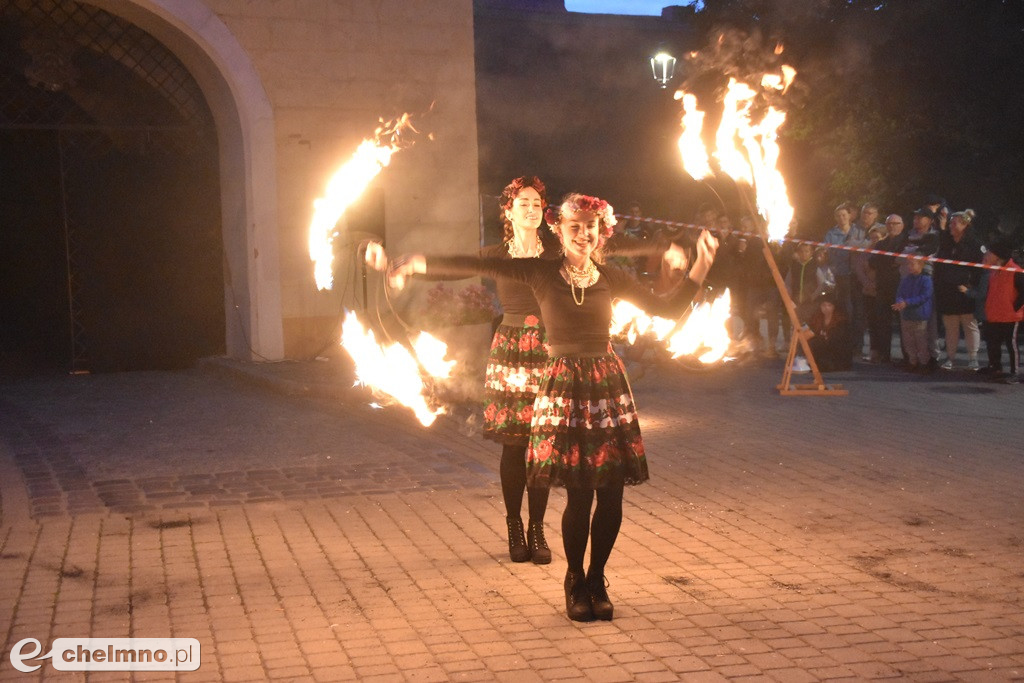 Widowiskowy pokaz fireshow przed Bramą Grudziądzką