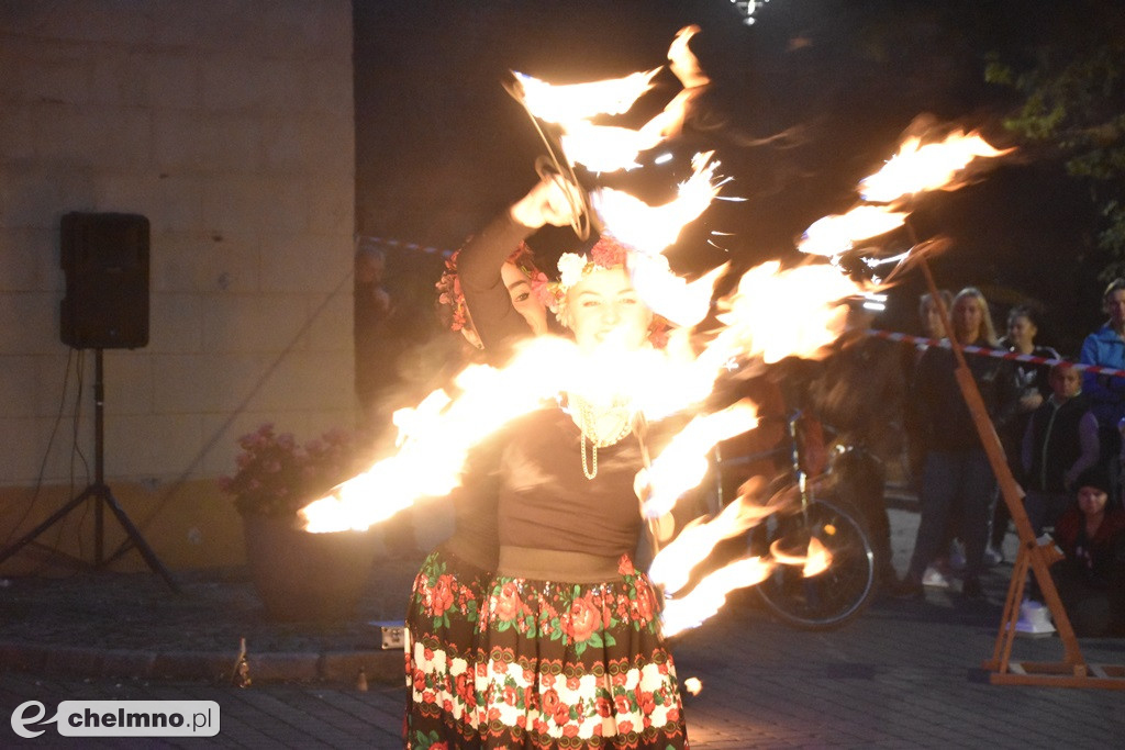Widowiskowy pokaz fireshow przed Bramą Grudziądzką