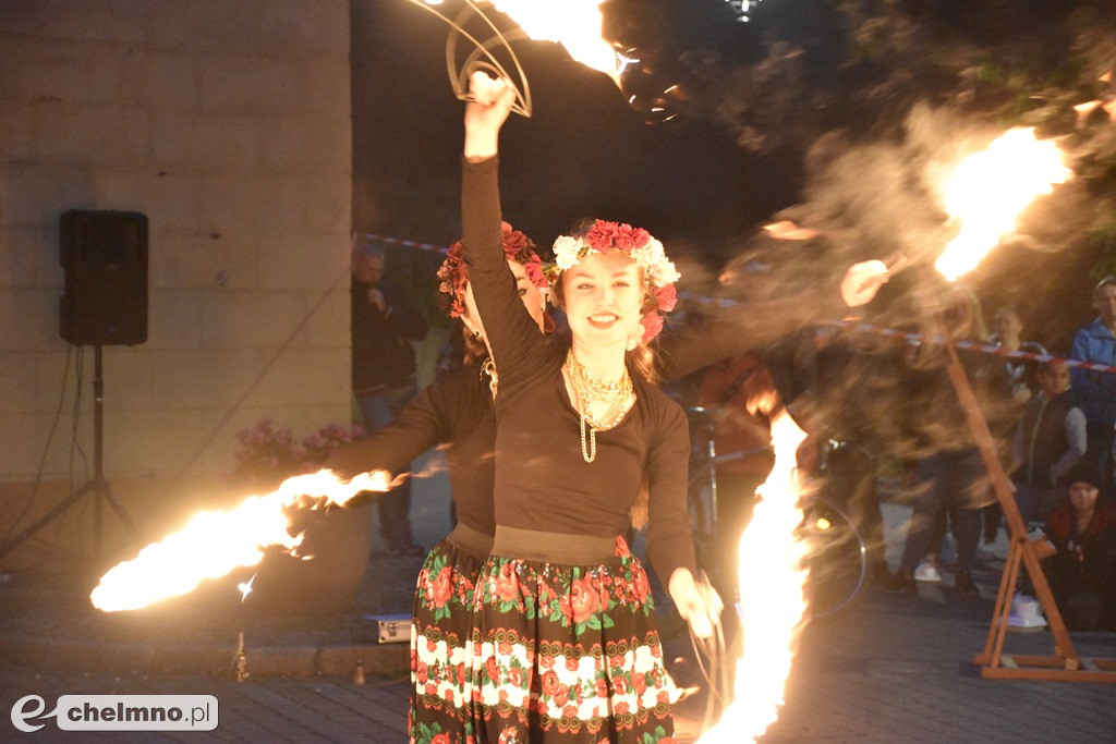 Widowiskowy pokaz fireshow przed Bramą Grudziądzką