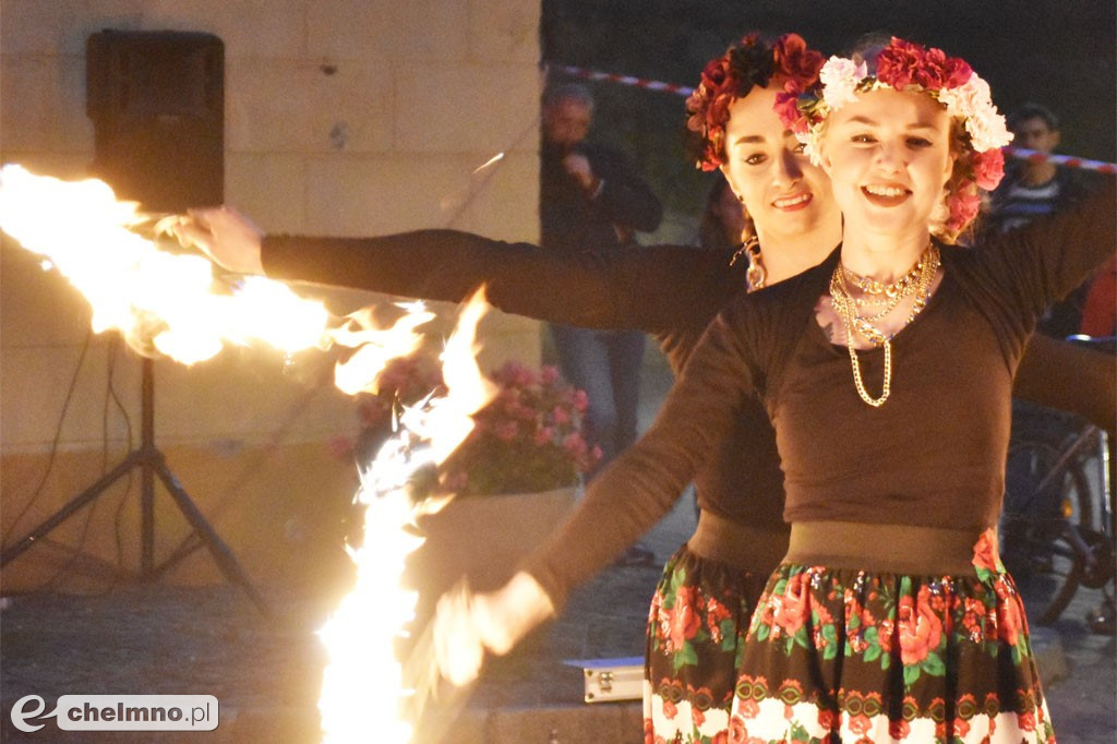 Widowiskowy pokaz fireshow przed Bramą Grudziądzką