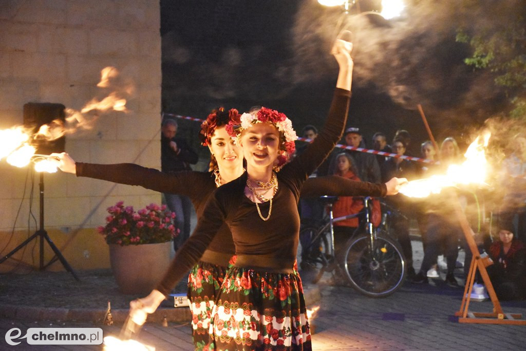 Widowiskowy pokaz fireshow przed Bramą Grudziądzką