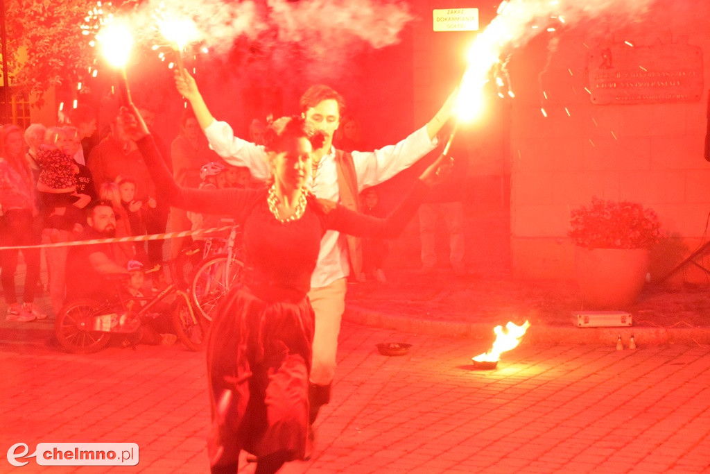 Widowiskowy pokaz fireshow przed Bramą Grudziądzką