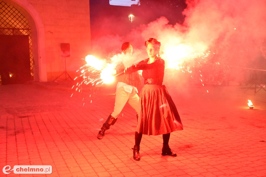 Widowiskowy pokaz fireshow przed Bramą Grudziądzką