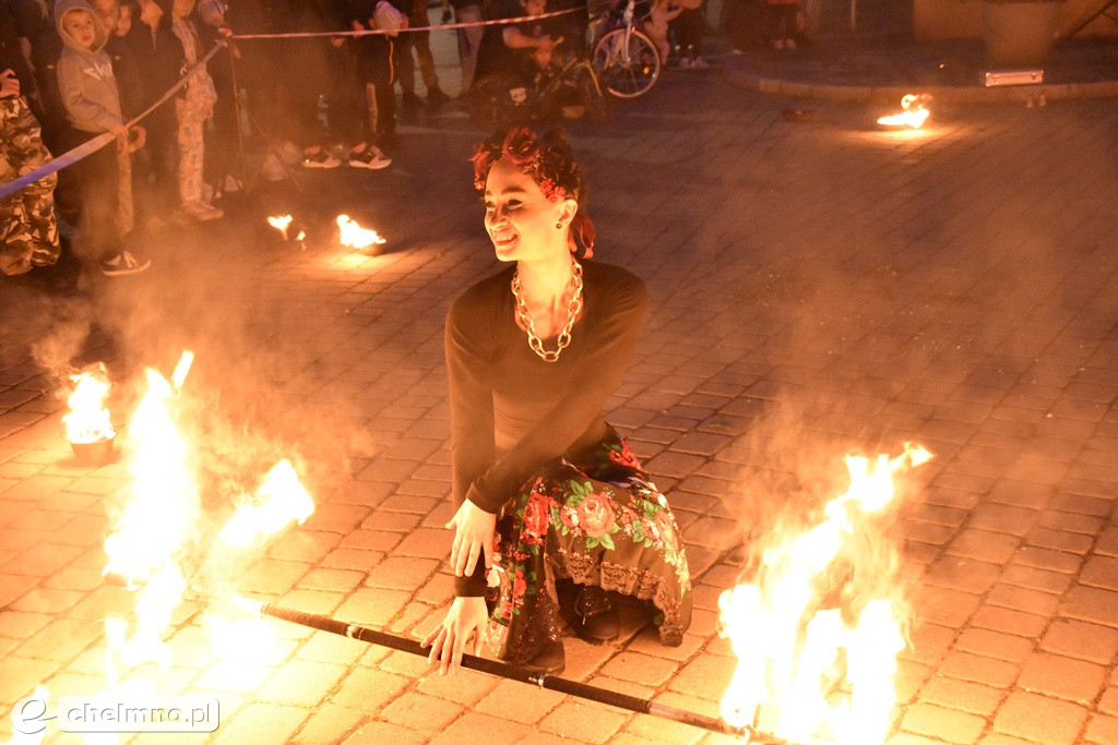 Widowiskowy pokaz fireshow przed Bramą Grudziądzką