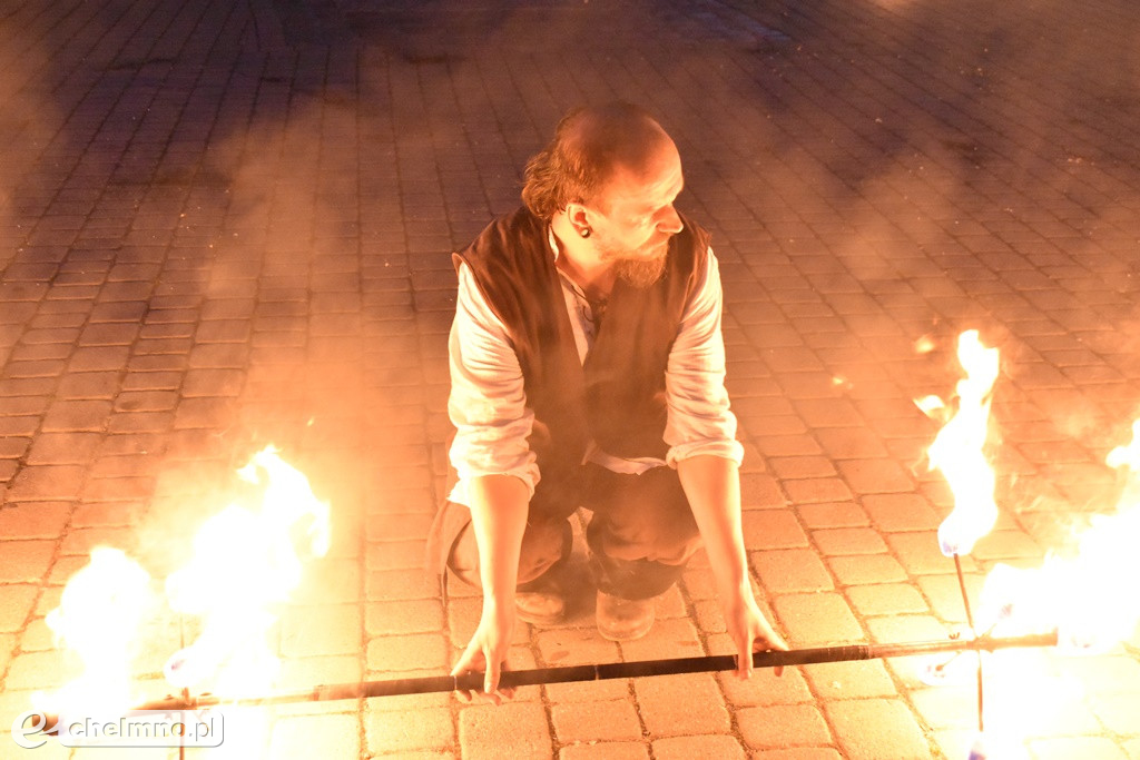 Widowiskowy pokaz fireshow przed Bramą Grudziądzką
