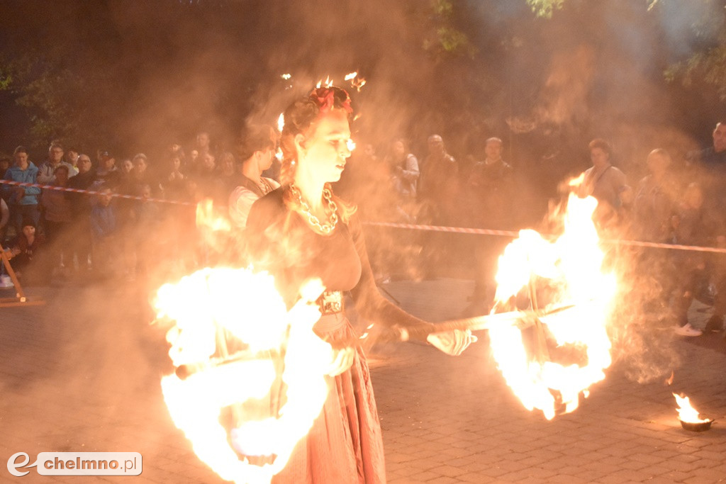 Widowiskowy pokaz fireshow przed Bramą Grudziądzką