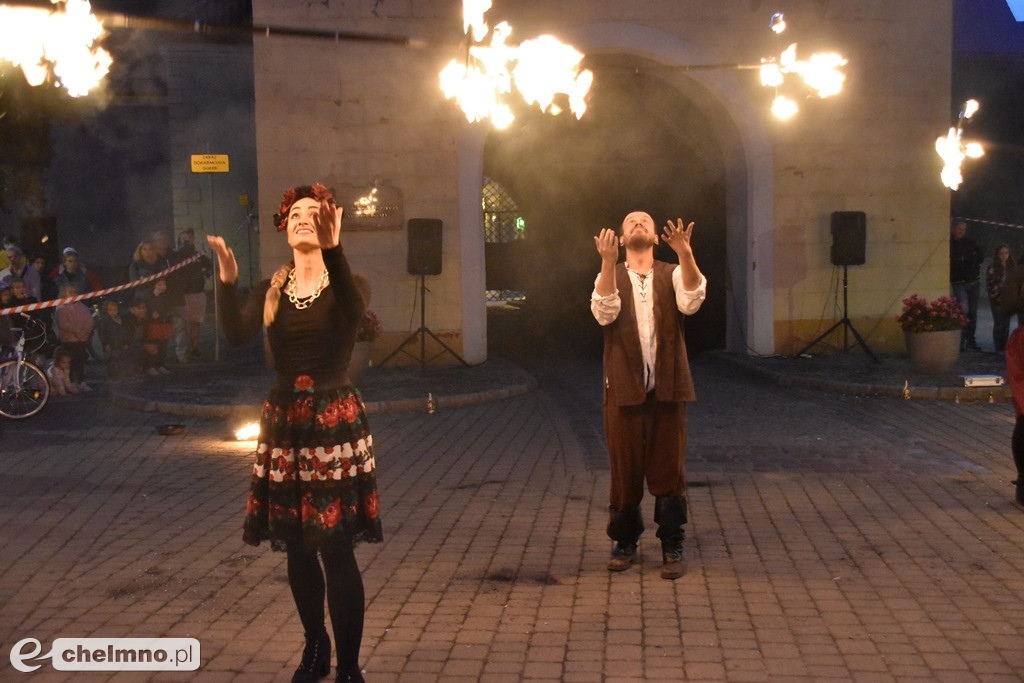 Widowiskowy pokaz fireshow przed Bramą Grudziądzką