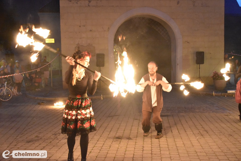 Widowiskowy pokaz fireshow przed Bramą Grudziądzką