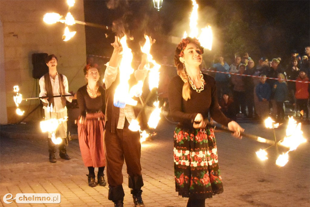 Widowiskowy pokaz fireshow przed Bramą Grudziądzką