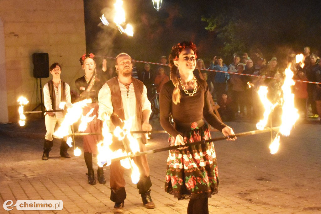 Widowiskowy pokaz fireshow przed Bramą Grudziądzką