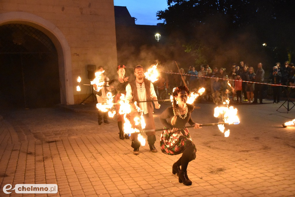 Widowiskowy pokaz fireshow przed Bramą Grudziądzką