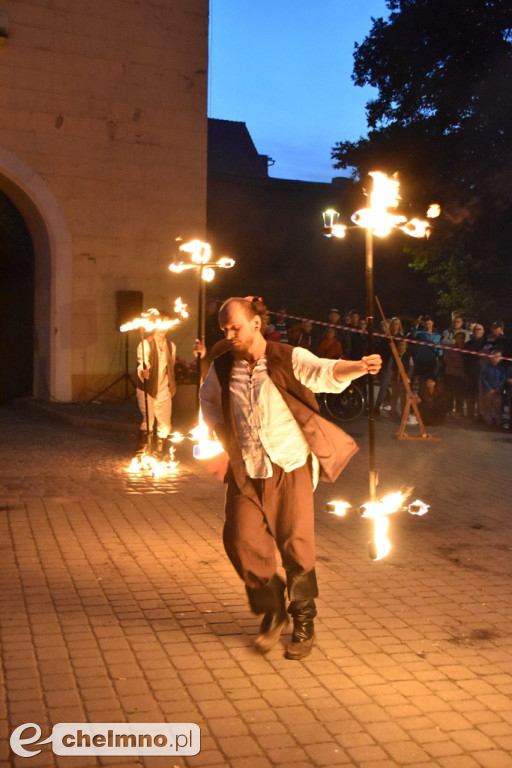 Widowiskowy pokaz fireshow przed Bramą Grudziądzką