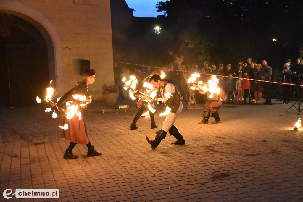 Widowiskowy pokaz fireshow przed Bramą Grudziądzką