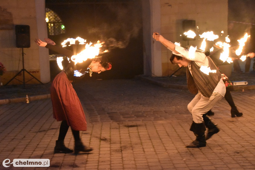 Widowiskowy pokaz fireshow przed Bramą Grudziądzką