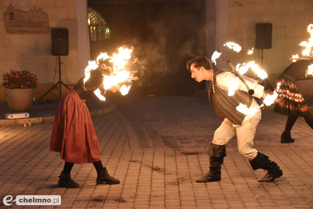 Widowiskowy pokaz fireshow przed Bramą Grudziądzką